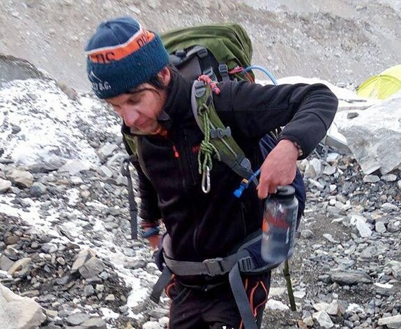 Ryan Sean Davy, multado en Nepal por escalar sin permiso, durante su aproximación al Everest. :: r. C.