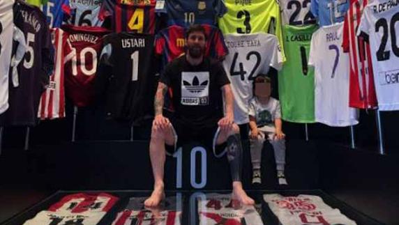 Imagen subida por Leo Messi con todas las camisetas cambiadas.