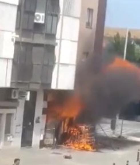 Espectacular incendio en un bazar chino