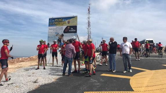 Miguel Indurain, Perico Delgado y Óscar Pereiro rinden homenaje a los ciclistas de Xàbia que murieron en Oliva