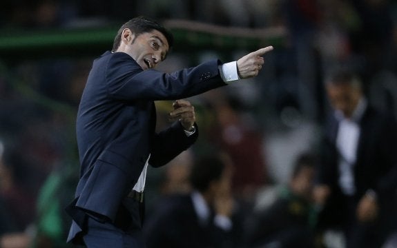 Marcelino García Toral es de esos técnicos que les gusta vivir a pie de campo el juego y no cesa de dar indicaciones a sus jugadores. :: AFP PHOTO/ JOSE JORDáN