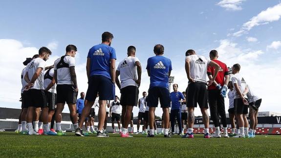 Voro, junto con los jugadores, en el entrenamiento de hoy. / 