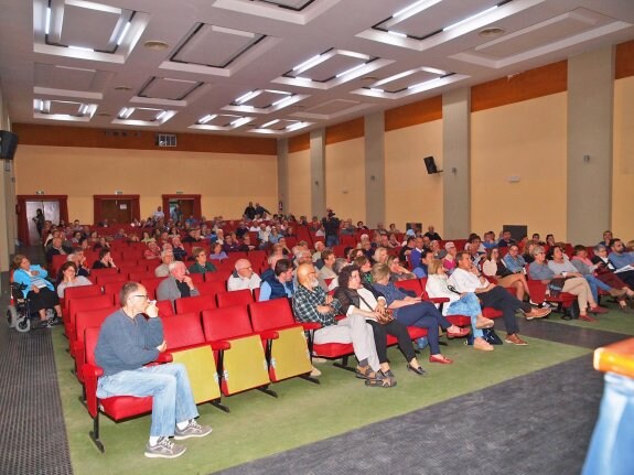 Asamblea informativa celebrada recientemente en el municipio. :: lp