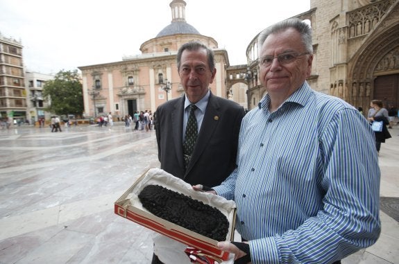  Herederos. Ximo y José Lita muestran una peluca original confeccionada para una imagen de la Mare de Déu. :: juan j. monzó