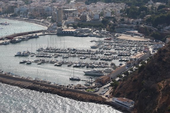 Vista aérea del club náutico de Xàbia, uno de los doce recintos valencianos con la renovación de su concesión pendiente. :: lp