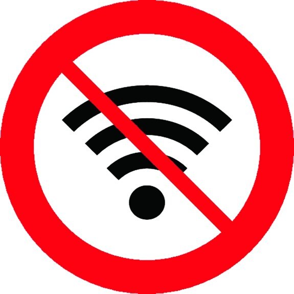 El Café Cometa de Barcelona ha decidido suprimir el wifi. :: r. c.Con este símbolo se distinguen los locales sin conexión a internet :: r. c.