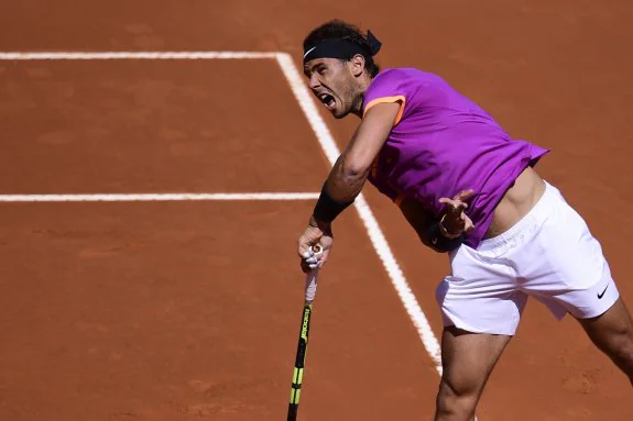 Nadal, ayer en pleno esfuerzo en su partido ante Djokovic. :: AFP PHOTO / JAVIER SORIANO