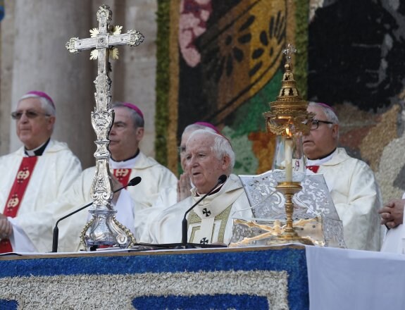 El cardenal arzobispo Antonio Cañizares, ayer, en la Missa d'Infants. :: jesús signes