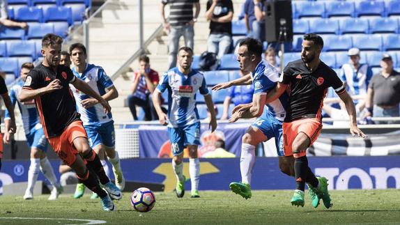 Martín Montoya y Medrán durante un lance del partido ante el Espanyol