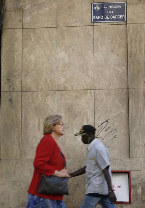 Dos personas pasean por la avenida del Barón de Cárcer.