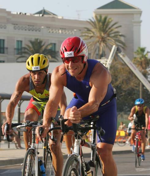 Atletas durante la prueba del triatlón