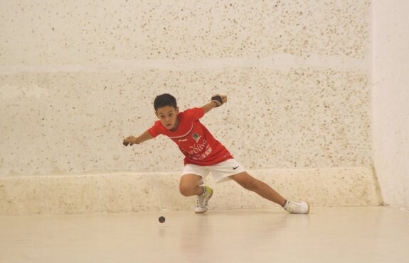 Un niño golpea la pelota durante una partida