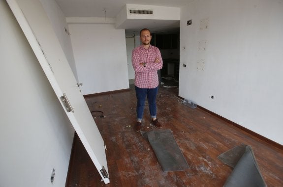  La puerta, en el salón. El comedor de Álvaro, con la puerta del piso arrancada y cables y mobiliario robados. :: j. m.