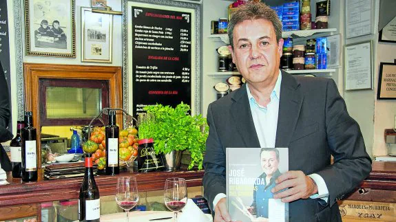 José Ribagorda, ayer en el restaurante donde presentó su segundo libro gastronómico, 'De las cosas de comer'. :: r. C.