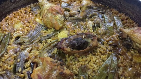 Paella de pollo y conejo con alcachofas y caracoles. :: lp