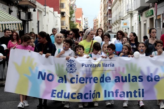 Pancarta que abría la manifestación impulsada por la comunidad educativa del colegio Pureza de María-Grao de Valencia. :: irene marsilla