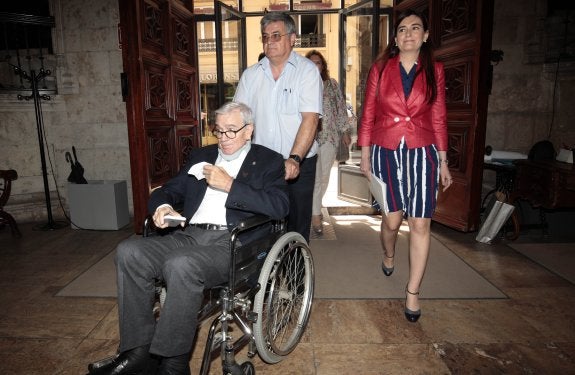 Francisco Luzón y Carmen Montón, en la firma del convenio. :: i. m.