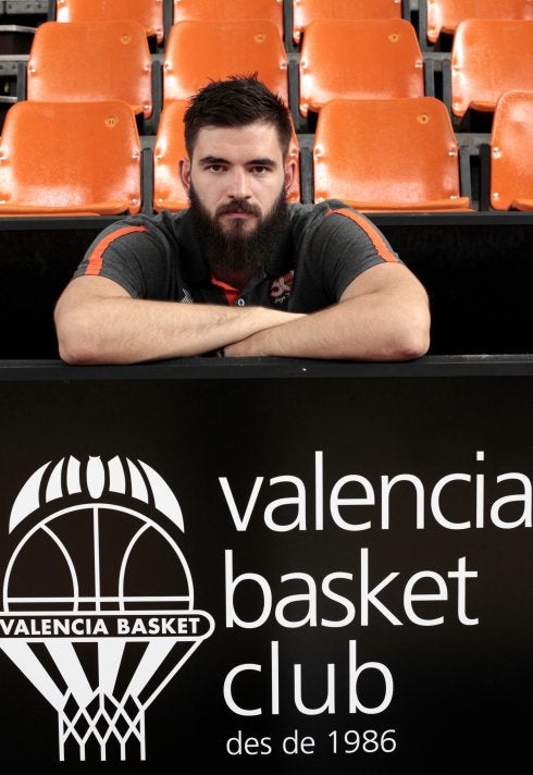 Bojan Dubljevic posa en la Fonteta tras la entrevista. :: irene marsilla