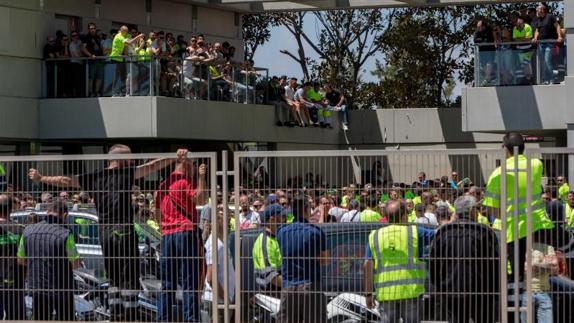Asamblea de estibadores, hoy, en el Puerto de Valencia. 