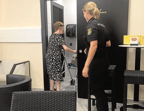 Una policía auxilia a una anciana en una imagen de archivo. :: policía