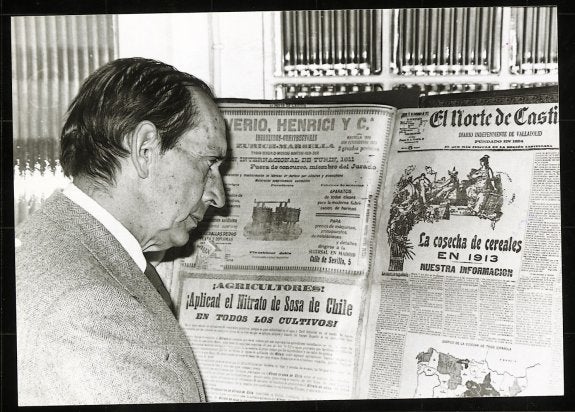 Miguel Delibes, en la redacción de 'El Norte de Castilla', junto a un número conmemorativo del decano de la prensa diaria española. :: el norte