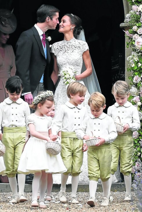 Recién casados. Lapareja sale del templo detrás de sus pajes y damas de honor. 