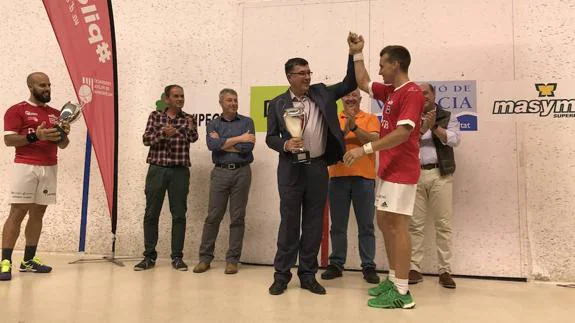 Moltó recibe el trofeo de campeones de la Lliga de raspall