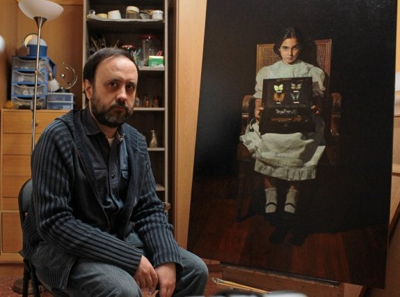 Miguel Ángel Moya, junto a dos de sus obras. :: LP