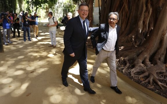 Ximo Puig y Manolo Mata, ayer, tras la comparecencia pública del secretario general del PSPV en los jardines de Les Corts. :: jesús signes