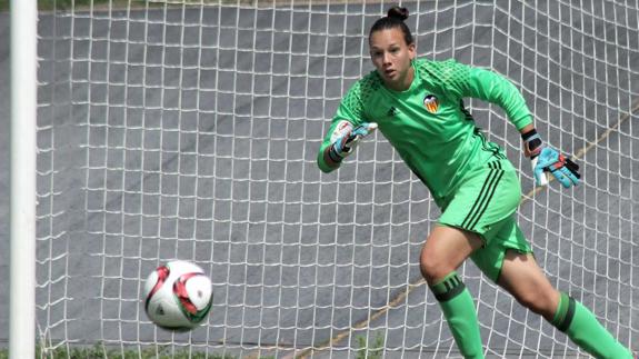 La presidenta de Chile felicita a la portera del Valencia CF