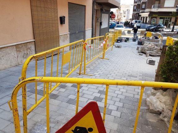 Una de las calles de Villalonga que tuvo que reparar el Ayuntamiento con fondos propios. :: lp