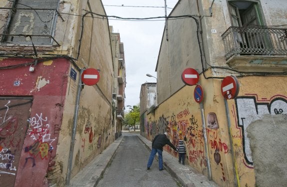 Una calle del Cabanyal, en una imagen reciente. :: damián torres