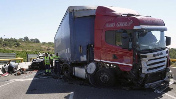 Dos muertos y un herido en un choque entre un camión y un coche en Torreblanca