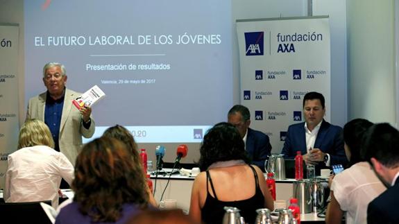 e zqda a dcha , el periodista Fernando Jauregui, Miguel Soler ssecretario autonómico de Educación y Josep Alfonso, director de la Fundación AXA durante la presentación.