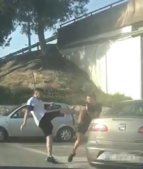 Pelea a lo 'Karate Kid' entre dos conductores