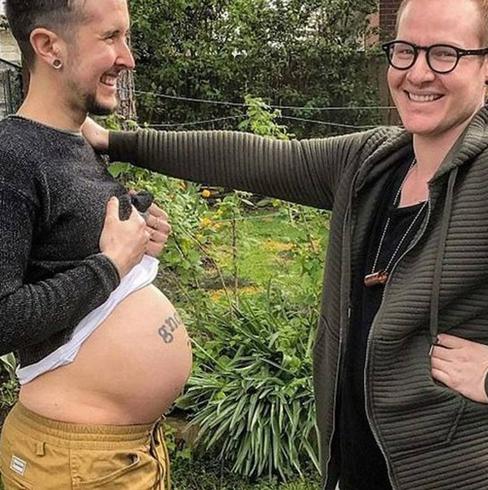 Una pareja gay de EEUU espera su primer hijo biológico