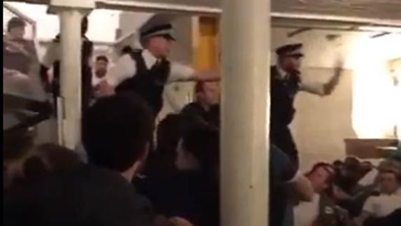 Vídeo | La Policía ordena tirarse al suelo a los clientes de un bar de Londres tras los ataques