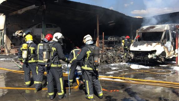 Dotaciones de bomberos CPBC durante las labores de extinción.