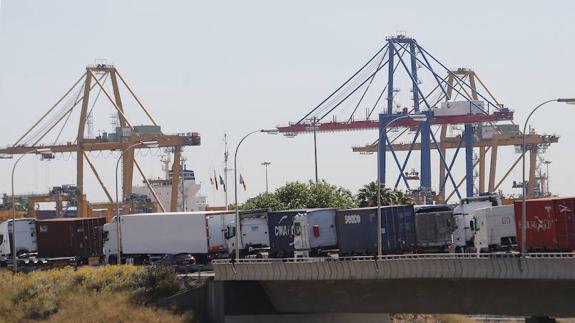 Los camiones saturan la CV-30 por el acceso al Puerto de Valencia