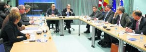 Rodoldo Ares y Pérez Rubalcaba, en el centro, durante la reunión de la Junta de Seguridad del País Vasco, el pasado lunes. ::                             EFE