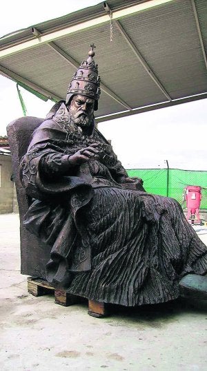 Estatua de bronce de Benedicto XIII instalada en Peñíscola. ::
J. MAURA