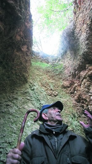 En un refugio. Paco, con su cayado de almendro, explica cómo se configuraba cada instalación de las trincheras. ::
J. J. MONZÓ