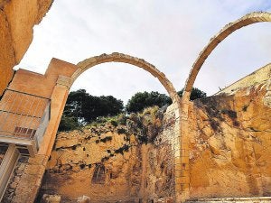 Arcos reconstruidos en la antigua ermita del castillo de Santa Bárbara. ::
RAFA MOLINA