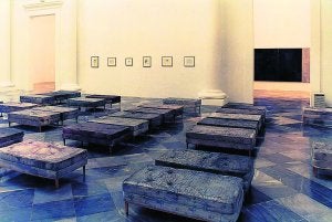 Una serie de colchones cubiertos por cartografías representativas del poder y la conquista del territorio. Obra de Guillermo Juitca ::
LP