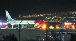 El avión que realizó el aterrizaje de emergencia, anoche, con los servicios de emergencia a pie de pista. ::                             ÁLEX DOMÍNGUEZ