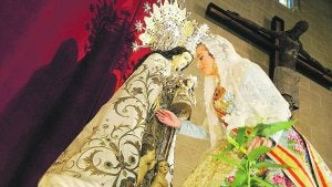 María Pilar Jiménez, junto a la Virgen. ::
JESÚS SIGNES