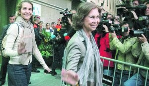 Doña Sofía y la infanta Elena abandonan el Hospital Clínic de Barcelona tras visitar al Rey. ::                             EFE