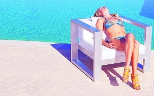 Una modelo luce uno de los diseños de bañadores que dejan pasar los rayos de sol. ::                             LP