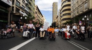 Dos momentos de la protesta desarrollada anoche en las calles de Aliacante para reivindicar una correcta y ágil aplicación de la ley de Dependencia. ::                             RAFA MOLINA
