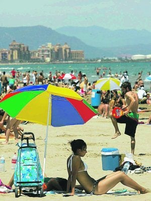 Bañistas en la Malvarrosa a principios de junio. ::
JESÚS SIGNES